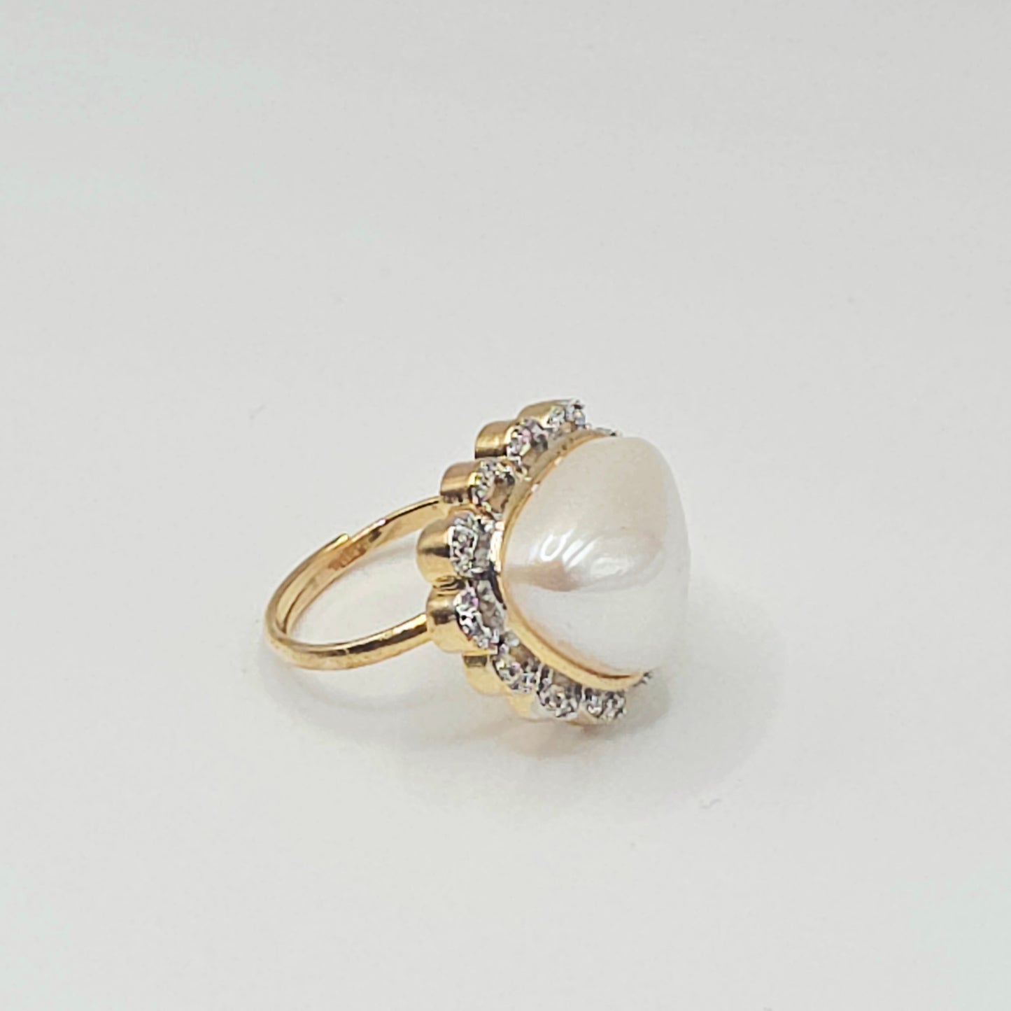 Oversized Pearl Finger Ring