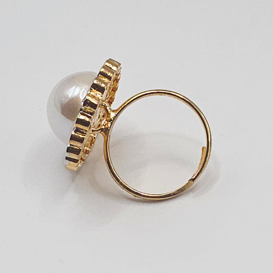 Oversized Pearl Finger Ring