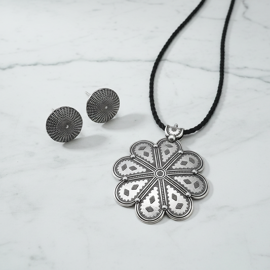 Black Metal Flower Necklace