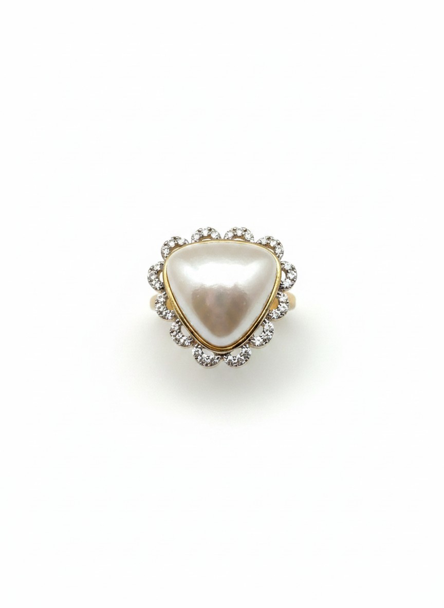 Oversized Pearl Finger Ring